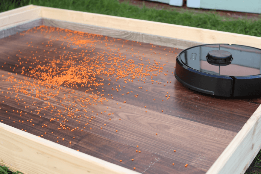 Roborock S6 in the lentil suction test on laminate